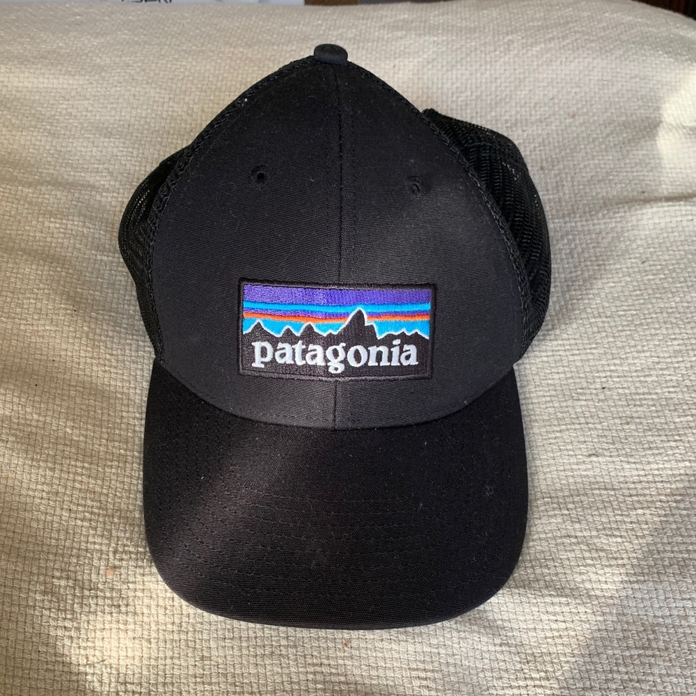 NWOT Black Patagonia Logo Trucker Hat